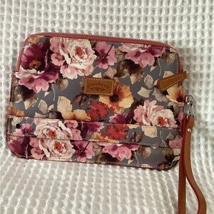 New Cavalcanti Leather Floral Med Wristlet 10.5”x7.5
6 Card slots Lrg pocket